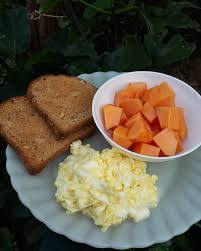 Cafe Da Manha Basico E Saudavel Bom Dia Cafe Da Manha Pao Integral Com Ovos Mexidos Com Queijo Branco Mamao Cafe Com Healthy Breakfast Snacks Healthy Snacks Recipes Workout Food