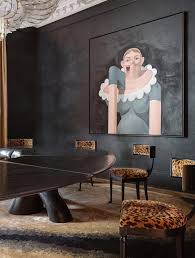 Den kreative grønne design af et fragtbeholderhjem. Contemporary Living Room With High Ceiling