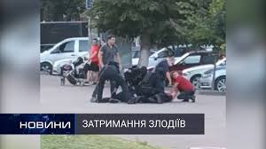 У рівному блогерка роздяглась у тролейбусі, кондуктор вигнала її за відсутність маски. U Hmelnickomu Posered Dnya Zatrimali Kriminalnij Duet Pershij Podilskij 05 08 2020 Youtube