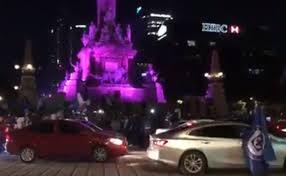 Los aficionados de cruz azul festejaron con todo hasta altas horas de la madrugada el título ganado contra santos laguna. Aficionados De Cruz Azul Celebran En El Angel De La Independencia