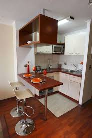 En este capítulo de fotos de cocinas modernas tenemos una estructura en l formada por muebles laminados blanco mate liso, tiradores de asa perfil aluminio plata con una encimera de cuarzo silestone. Cocinas Empotradas Grandes Pequenas Modernas Y Sencillas 2020