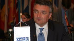 Dušan mihajlović, potpredsednik i ministar unutrašnjih poslova. Zvanicno Vlahovic Ambasador Cg Pri Svetoj Stolici Cdm