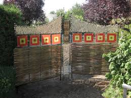 Die glasscheiben dürfen nur auf zwei punkten aufstehen. Buntes Aus Glas Fur Haus Und Garten Www Glashexe61 De