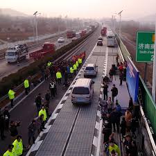 In china wurde eine autobahn um ein kleines haus herum gebaut china, haus, autobahn, news von jetzt, news, neuigkeiten, newsticker, medien, tageszeitung, zeitung, nachrichten. Solarautobahn In China Diebe Klauen Die Sonnenkollektoren Stern De