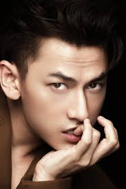 Isaac gây sốt với màn ứng biến khi phát biểu tại lễ trao giải: Lật tài liệu  vì não cá vàng, ai dè can lộ lộ thế này đây