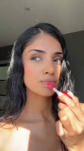 Regalos perfectos para esa persona con un corazón de oro. ✨ Y tú, ¿qué  esperas encontrar este año bajo el árbol?🎄 #NavidadConClarins #Clarins  #Regalos #ClarinsMakeUp