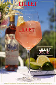 Lillet Jolie So Mixt Ihr Unseren Spritzigen Sommer Drink Video In 2020 Lillet Coctail Rezepte Rezepte