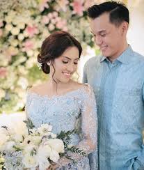 Kemeja couple dress denim gesper ini adalah model baju couple terbaru dengan bahan denim yang sangat nyaman untuk di pakai , kemeja couple cara pemesanan kemeja couple dress denim gesper : 7 Inspirasi Kebaya Couple Untuk Lamaran Bikin Pangling Golaundry