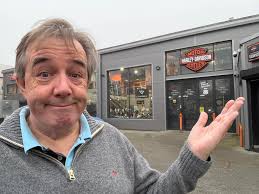 Sometimes you just arrive too early, before somewhere opens…..