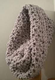 Créations en laine au crochet ou tricot, pixel plaid, wool design, deco, mode, tutos, diy, nail art, chapeaux, sacs, fashion, yarn bombing, bijoux. Des Mailles Qui Rechauffent Ligne Retro Snood Au Crochet Comment Tricoter Un Snood Crochet