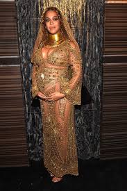 The ethereal set featured beyoncé dressed like a goddess, complete with a golden sun crown. 7 Beyonce Wears Custom Peter Dundas To The 2017 Grammy Awards Gold Embellished Dress Red Sequined Gown Gilded Bikini And More Fashion Bomb Daily Style Magazine Celebrity Fashion Fashion News What