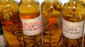 El rito de beber «caña con ruda» tiene su origen en la tradición guaraní de corrientes y chaco, y es celebrado todos los 1º de agosto para combatir los males que podrían llegar con este mes. A Cumplir Con El Ritual Tomar Tres Traguitos De Cana Con Ruda En Ayunas Sociedad Elonce Com