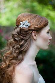 Découvrez la coiffure de mariage rétro et glamour et la mise en beauté de dorothée. 1001 Idees Pour Une Coiffure Vintage Impressionnante Coiffures Vintage Mariage Cheveux Boucles Coiffure Ondulee