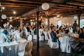 Traumhafte Hochzeit Im Eichenstolz Ladenburg In 2020 Ladenburg Hochzeitssaison Hochzeit