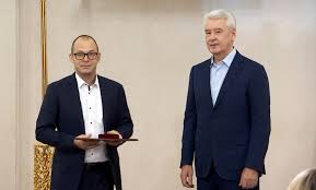 Актер дмитрий гусев вчера после съемок спешил домой к супруге — у пары была годовщина свадьбы. 5s6zglfrovpclm