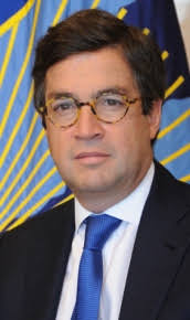 ... Harvard University awarded him a Neiman Fellowship to pursue specialized studies and research at that institution. October 2013. Luis Alberto Moreno - 4