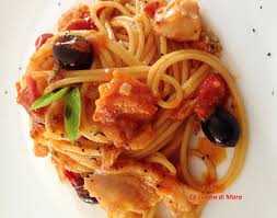 Infine adagiatevi i pezzi di baccalà e lasciate cuocere per 30 minuti a fiamma dolce scuotendo ogni tanto la padella e lasciando che il sugo si addensi bene. Spaghetti Con Ragu Di Baccala Ricetta Facile E Saporita
