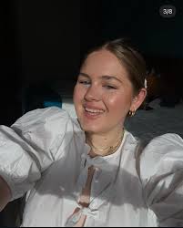 Hey!!! 🫐 I'm Eleanor, 21 and I'm about to start my final year at ual  studying fashion marketing! I'm looking for either a flat or some girls to  buddy up with. I'm