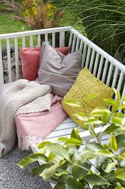 Dieartigeblog Weisse Gartenbank Mit Kissen In Rosa Und Limonengelb Wolldecken Kies Terrasse Sommerfarben Gartenbank Weiss Gartenbank
