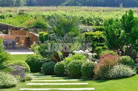 En Son Domaine Le Jardin Au Milieu Des Vignes Beaux Jardins Les Plus Beaux Jardins Jardins