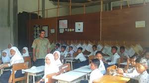 Terkait kecelakaan tersebut kasatlantas polres aceh tamiang, akp. Murid Min 34 Bireuen Belajar Di Tempat Parkir Dan Mushalla Ini Sebabnya Serambi Indonesia