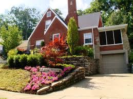 A touch of river rock supplies an informal yet distinctive bordering between garden bed and also yard. 20 Sloped Front Yard Landscaping Magzhouse
