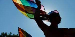 Κάποιοι από τους συγκεντρωμένους έβαλαν στο στόχαστρο κατοικία με σημαία λοατκι και σήμα των φεμινιστικών αγώνων στο παράθυρο και πέταξαν φωτοβολίδα βάζοντας φωτιά, σύμφωνα με το redfish. Loatki Apo To Iefimerida Gr