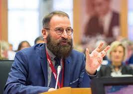 Arató lászló mint írta a lap, szájer már be is nyújtotta a lemondását david sassoli európai parlamenti elnöknél az európai. Egy Balatoni Nyaraloban Bujt Meg Szajer Jozsef A Brusszeli Szexbotrany Utan