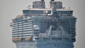 Aus diesem grund hatten bei der oasis of the seas noch abweiser nachgerüstet werden müssen. Harmony Of The Seas Das Grosste Kreuzfahrtschiff Der Welt Sticht In See Welt