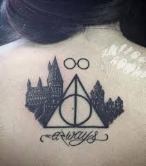 L'école poudlard est désormais sous la coupe du professeur rogue et des force des ténèbres. Tatouages Harry Potter Les Vrais Fans Ont Vraiment L Histoire Ancree Dans La Peau