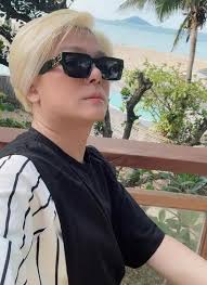 Mẹ Hồ Ngọc Hà 1 nách 2 cháu, biểu cảm Leon chiếm spotlight