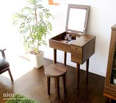 Vieta Kur Mes Sakam Dienu Musu Mazais Sturitis Meditacijas Telpa Seit Virmo Skaistuma Un Sieviskibas Aura K Small Vanity Table Wooden Dresser Small Vanity