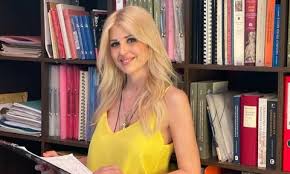 Δεν πρόκειται φυσικά για κάποιον νέο σύντροφο αλλά για έναν τετράποδο φίλο που η βουλευτής υιοθέτησε και για. Elena Rapth Newsbomb