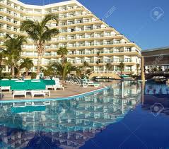 Hotel De Luxe Avec Piscine A Cancun Au Mexique Banque D Images Et Photos Libres De Droits Image 2743643