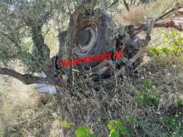 Σύμφωνα με την πυροσβεστική, αμέσως κινητοποιήθηκαν επίγειες και εναέριες δυνάμεις. Toympare Trakter Sto Kalentzi Korin8ias Sw8hke Apo 8ayma O Odhgos Fwto Peloponnisosnews Online