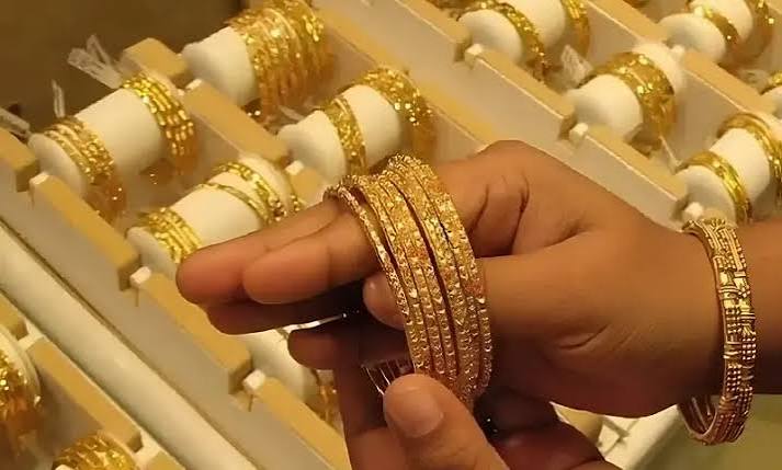 پانچ دن بعد سونے کی پھر اونچی اُڑان، فی تولہ ہزاروں روپے مہنگا - Business & Economy - AAJ