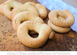 (foto) spostate i biscotti nella teglia foderata con carta da forno e lasciateli asciugare per circa 10 ore coperti da un telo. Ciambelline All Anice Biscotti Facili E Veloci