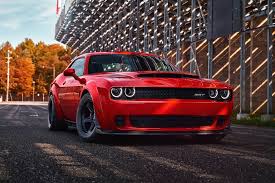 The dodge challenger is the name of three different generations of automobiles (two of those being pony cars) produced by american automobile manufacturer dodge. Dodge Challenger Technische Daten Verbrauch Masse