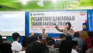 Dalam matematika kelas 12 bab kedua ada program linear. Pesantren Ramadhan Siswa Dilatih Menghafal Alquran Sma Mutual Magelang