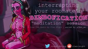 votre colocataire est nu et écoute des sons de bimbofication. elle est  obsédée par la bite ! aidez-la!!!!