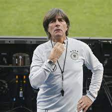 Joachim jogi löw has been head coach of the german national soccer team since 2006. Jogi Low Dfb Prasident Bettelte Um Seinen Rucktritt Bundestrainer Konterte Eiskalt Fussball