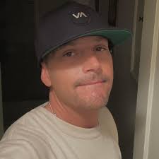 Should drivers honk at others for not moving immediately when the light  turns green?