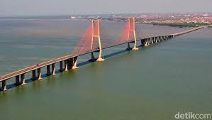 Seperti di belanda , sebuah jembatan di desain seolah membelah jalan raya dan menjadikan pemandangan yang membuat mar 28, 2018. 10 Jembatan Terindah Di Indonesia Megah Nan Unik