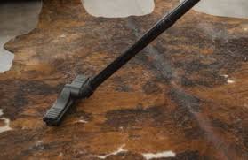 La moquette attire par son aspect doux, chaud et sa variété de couleurs et une moquette demande un entretien régulier et rigoureux pour préserver son éclat, sa qualité et surtout prévenir l'arrivée de microbes qui pourraient élire domicile dans ses fibres. Comment Nettoyer Tapis Fourrure Tout Pratique