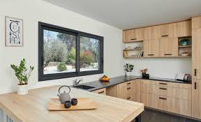 Une Fenetre Coulissante Au Dessus De Votre Evier Cuisine Moderne Cuisine Blanche Et Bois Fenetre Coulissante