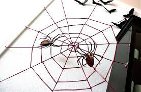 Plier le carré en deux dans la diagonale (pointes contre pointes). Tutorial 10 Min Giant Yarn Spider Web Toile D Araignee Decoration Halloween Decoration Halloween Maison