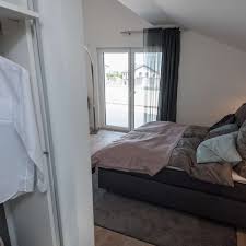 Schaffe also in einem ersten schritt ordnung und befreie dich von dingen, die du nicht magst und die dir ein schlechtes gewissen bereiten (etwa paletten und dinge, die entsorgt werden müssen). Blick Vom Bett Auf Tur Und Fenster Ermoglichen Wohnen
