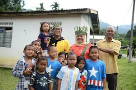 Malaysia's orang asli have some of the highest rates of poverty and make up less than 1% of the population. Nasib Masyarakat Orang Asli Terus Terbela Inisiatif Kerajaan Negeri Perak Harus Dicontohi