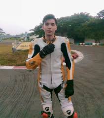 050879 manado.dan melanjutkan study smp nya di smp pelita kasih manado ( ketika smp stefen sudah menanjaki dunia facebook : Biodata Profil Dan Fakta Unik Stefan William Dailysia