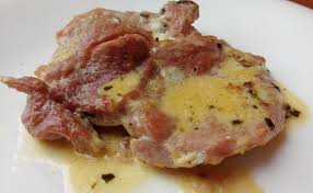 Para cocinar los filetes de pavo al horno con limón, ponemos la carne sobre la bandeja del horno previamente engrasada con un poquito de aceite de oliva con el líquido de la maceración, y horneamos a 180ºc durante el tiempo de cocinado de los filetes de pavo depende del grosor de los mismos. Filetes De Contramuslo De Pavo A La Nata